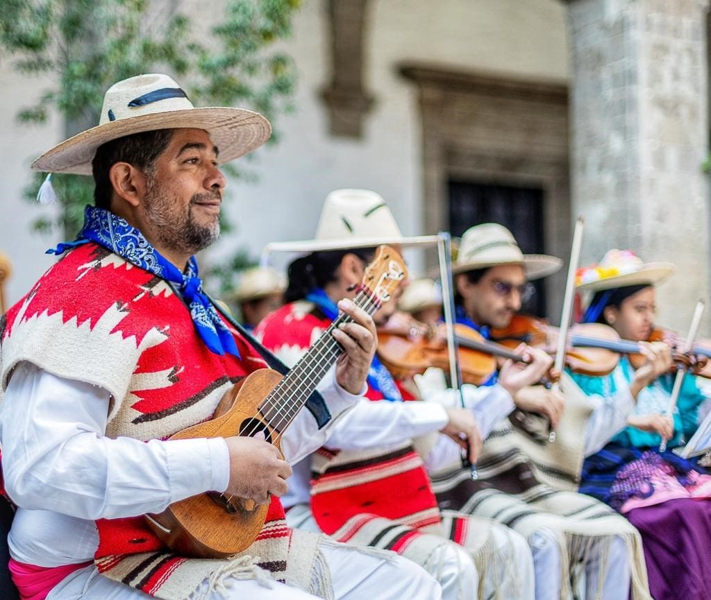 String players in Orquesta Folclorica per