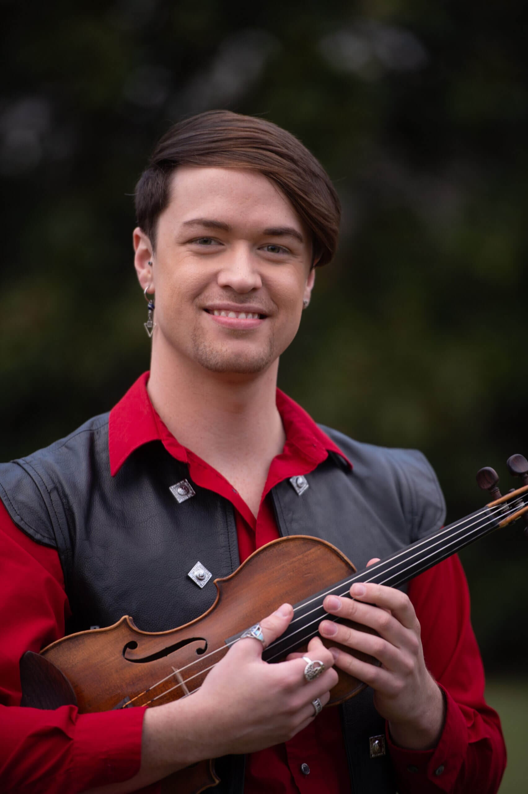 Sean Heely headshot with violin